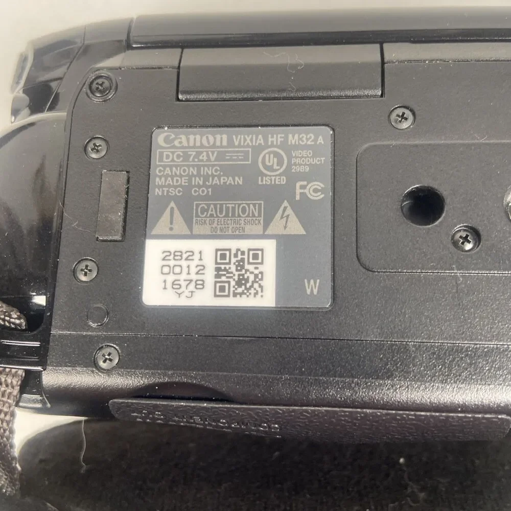 Canon VIXIA HF M32 Full HD 1080p AVCHD 64GB Flash Camcorder 15x W/ Extras Tested